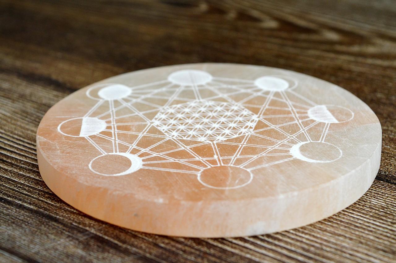 vysokovibračná SELENITOVÁ Podložka Metatronov Hexagon a Fázy Mesiaca +Kvet Života – Obrázok 3