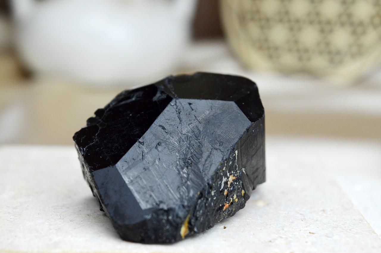 surový ČIERNY TURMALÍN/SKORYL #2 AAA Kvalita – Ochrana, Očista od toxickej energie, Zmierňuje stres a strach