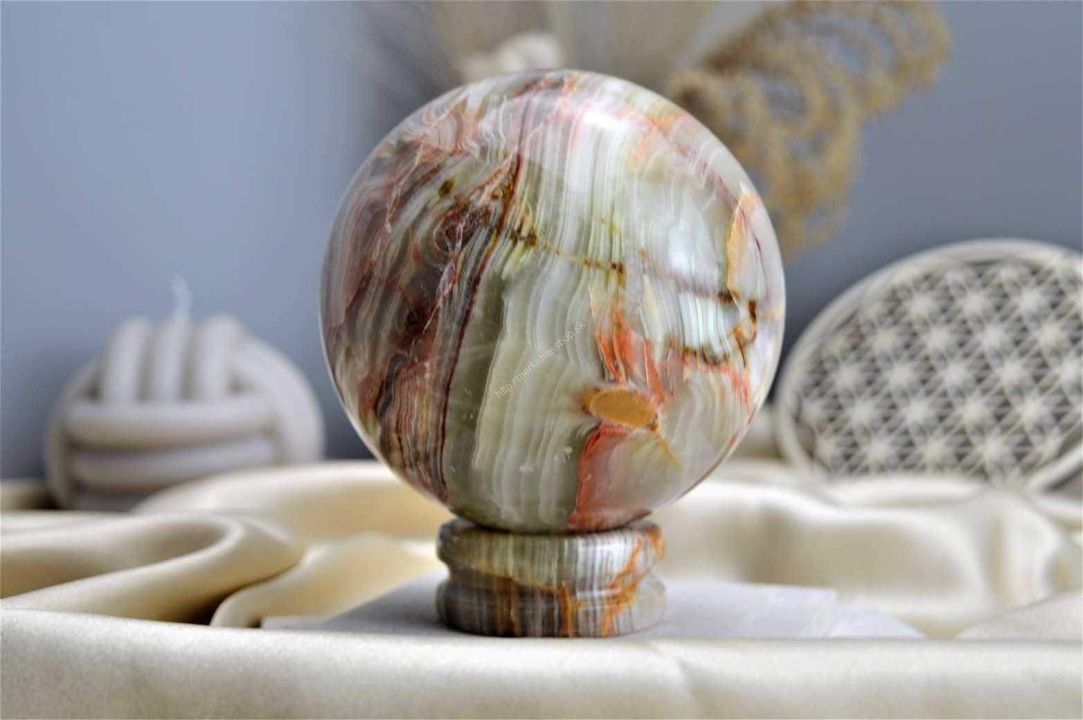 Guľa štastia a duševnej očisty zo Zlatého ónyxu na ónyxovom podstavci 1,45kg – Obrázok 2