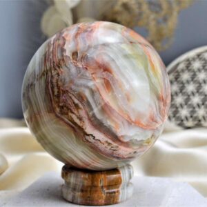 Guľa štastia a duševnej očisty zo Zlatého ónyxu na ónyxovom podstavci 1,45kg