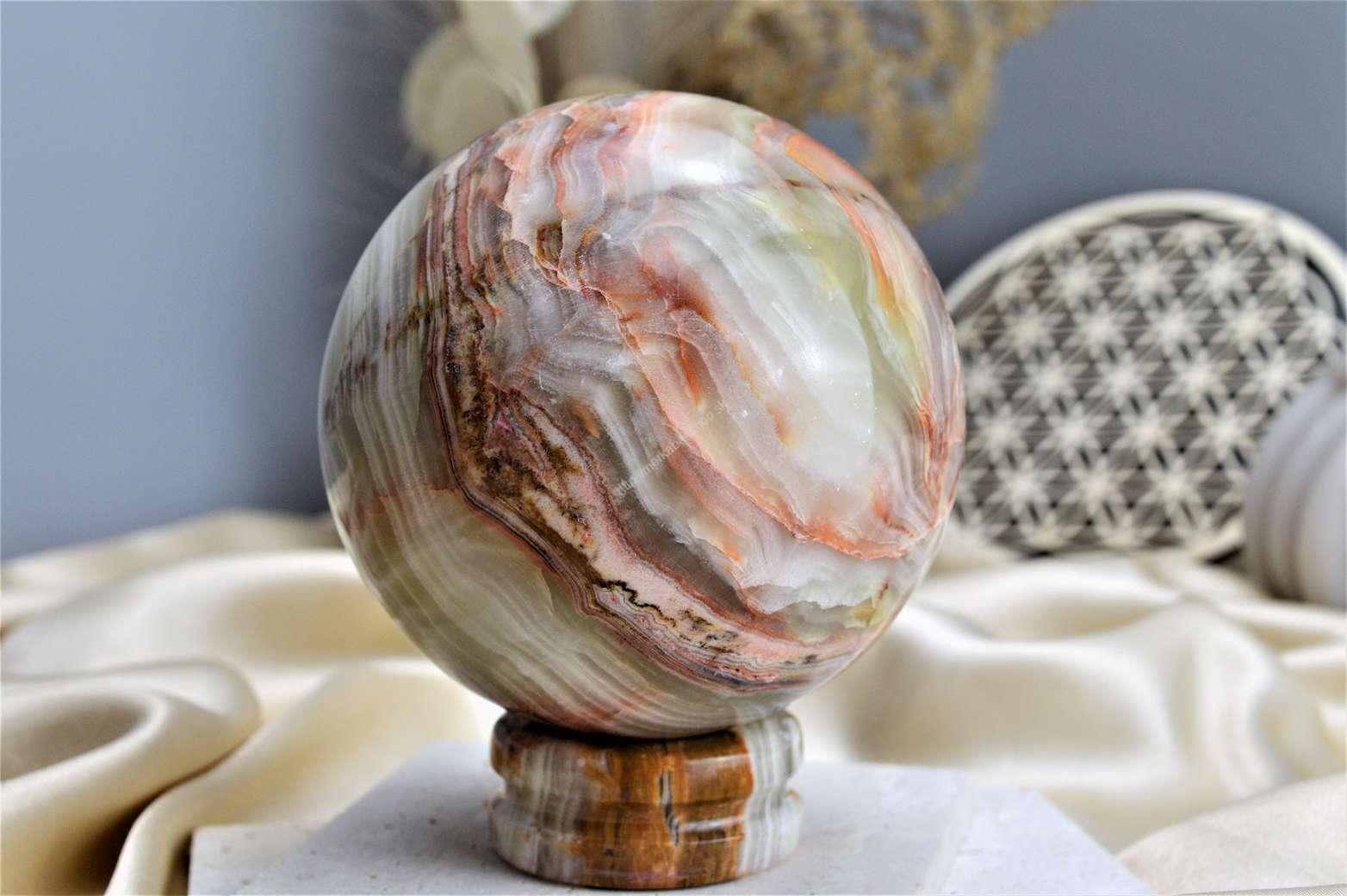 Guľa štastia a duševnej očisty zo Zlatého ónyxu na ónyxovom podstavci 1,45kg