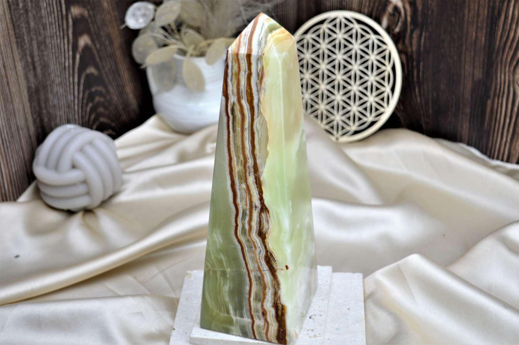 Generátor/obelisk Šťastia, Lásky a Pokoja ZLATÝ ÓNYX/ Aragonit  2,1kg 25cm