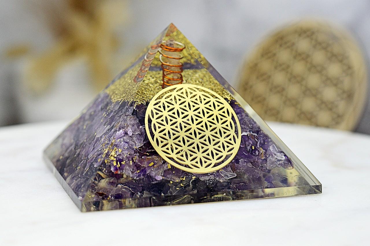 Orgonitová pyramída/ žiarič AMETYST s Kvetom Života