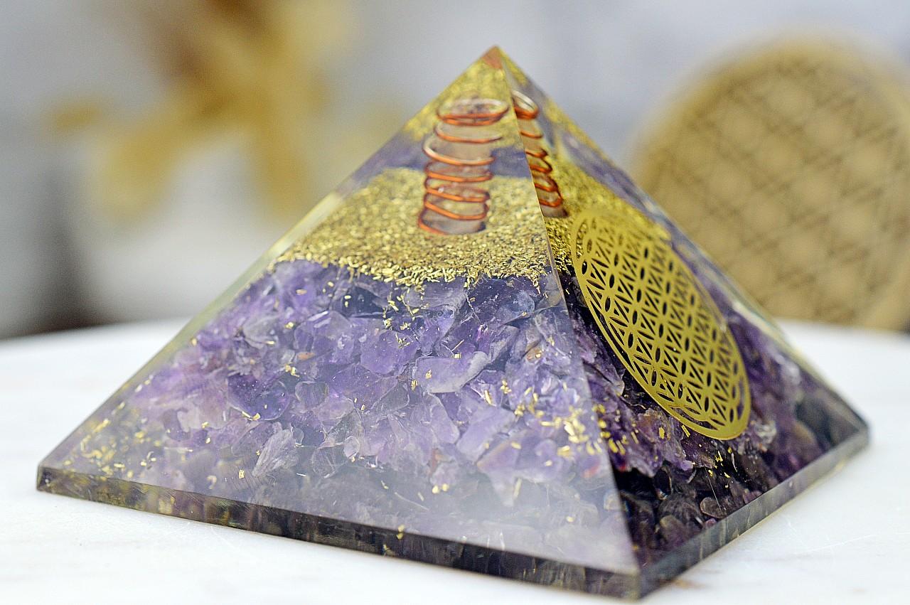 Orgonitová pyramída/ žiarič AMETYST s Kvetom Života