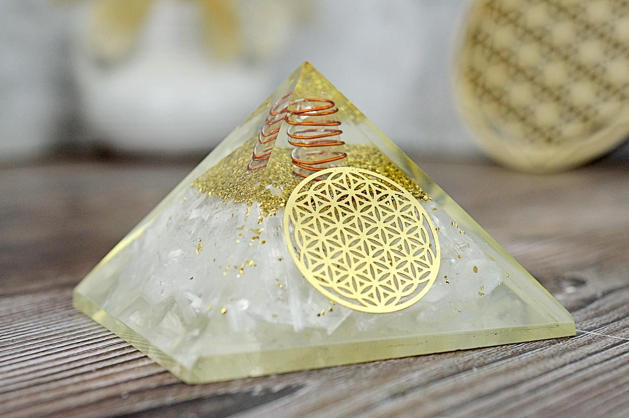 Orgonitová pyramída/ žiarič so SELENITOM, medenou špirálou a kvetom života