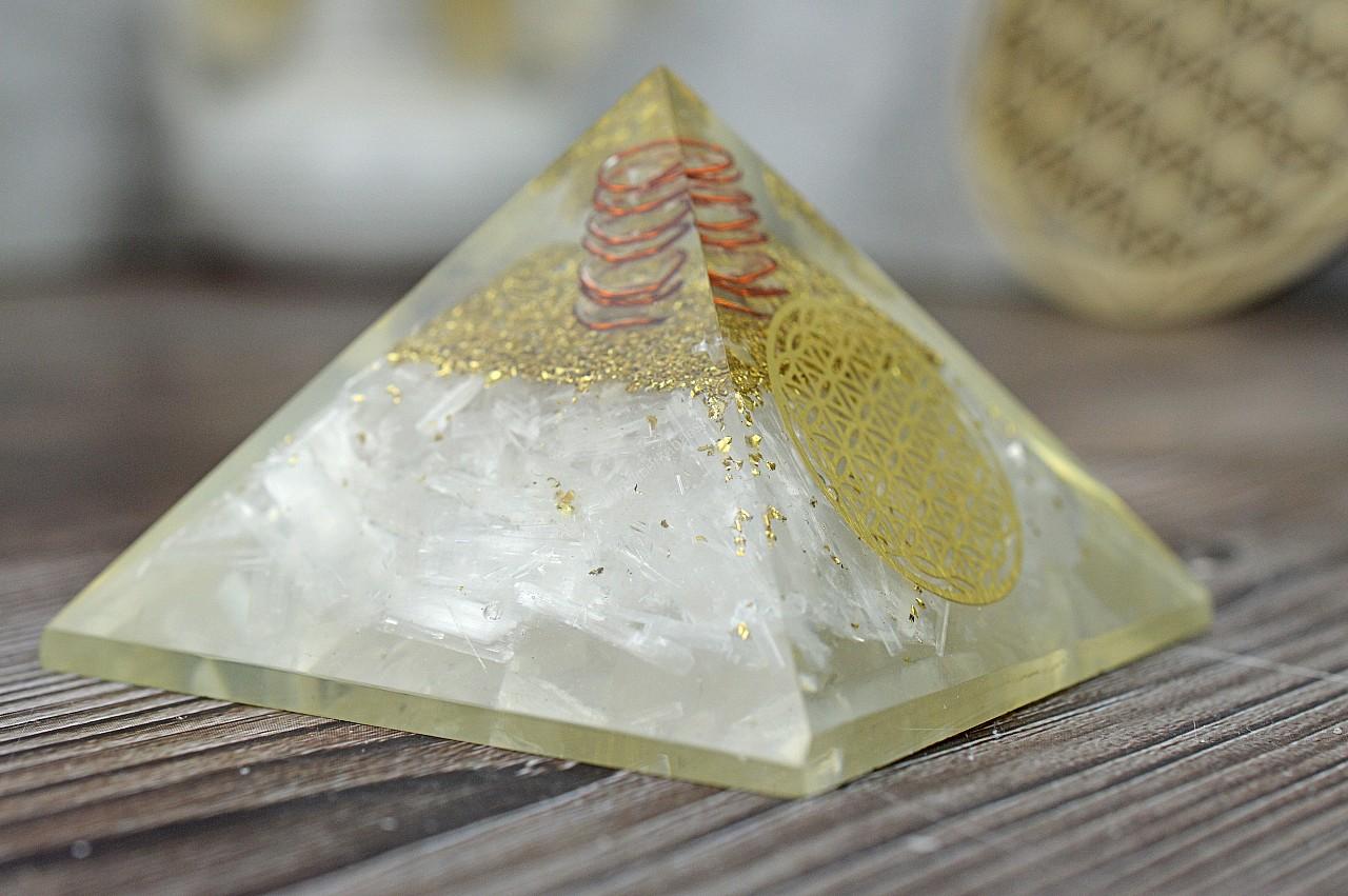 Orgonitová pyramída/ žiarič so SELENITOM, medenou špirálou a kvetom života
