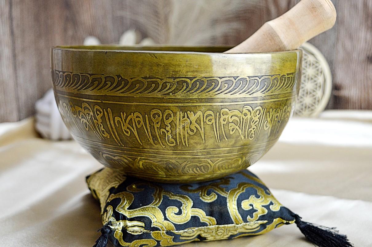 Ručne tepaná a zdobená Tibetská spievajúca miska BUDHA 19 cm 1kg + gong a vankúšik – Obrázok 4