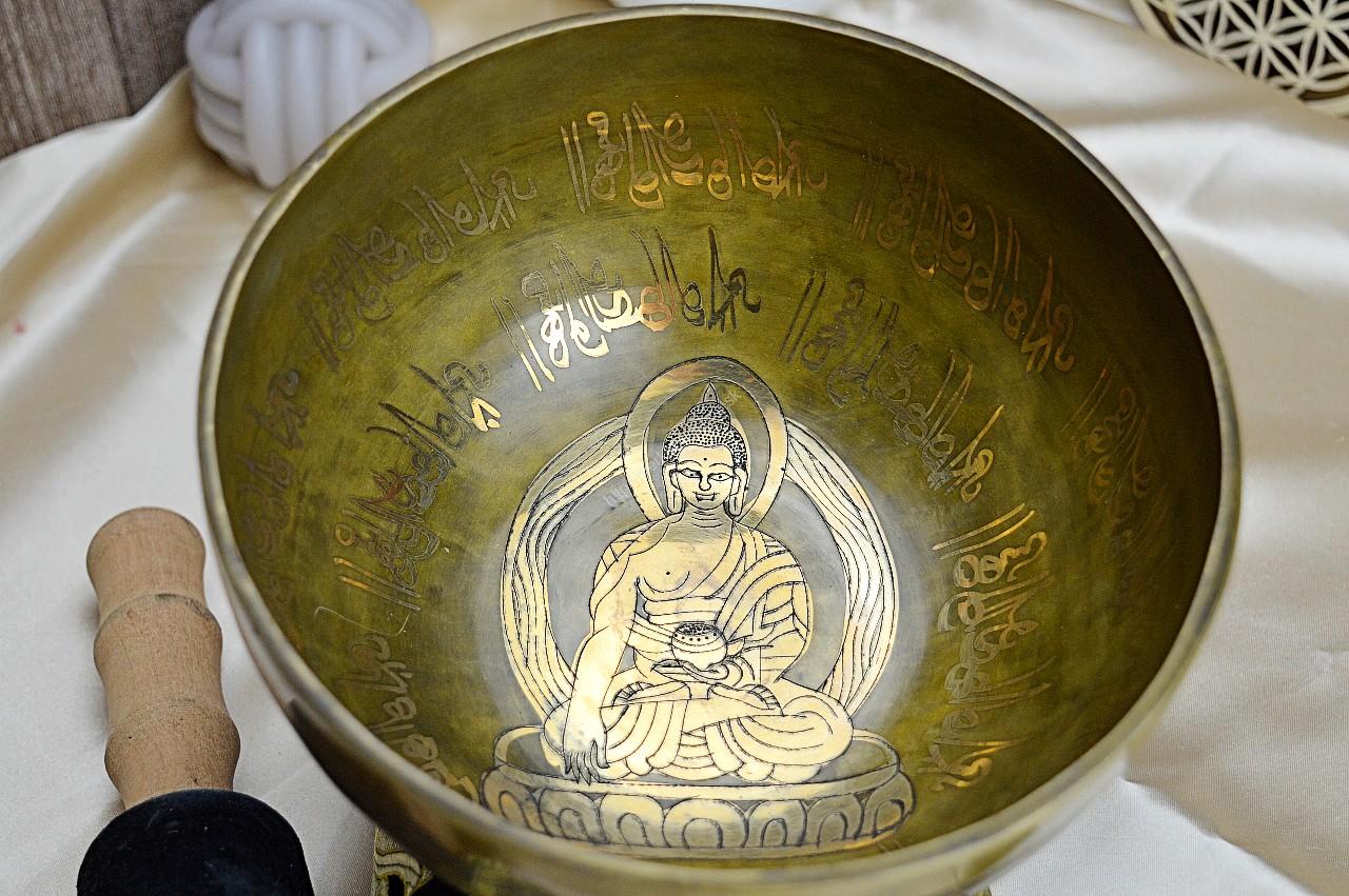 Ručne tepaná a zdobená Tibetská spievajúca miska BUDHA 19 cm 1kg + gong a vankúšik – Obrázok 2