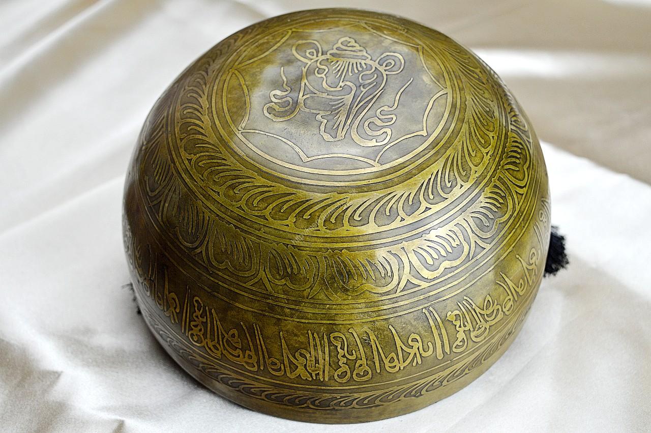 Ručne tepaná a zdobená Tibetská spievajúca miska BUDHA 19 cm 1kg + gong a vankúšik – Obrázok 3
