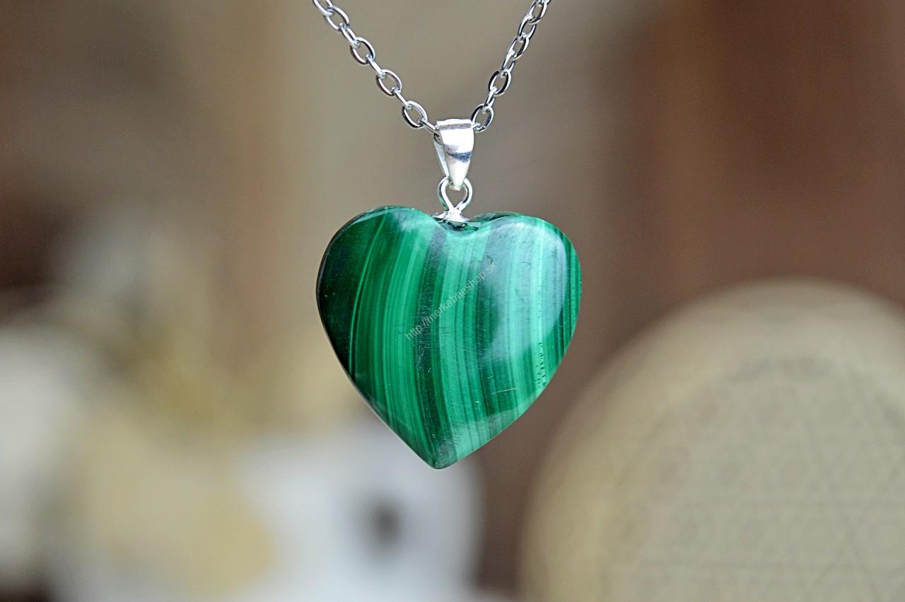 prívesok MALACHIT srdiečko #1 Ag925/1000 – Pohlcuje negatívne Energie a Jedy, Čistí Čakry, Otvára srdce, Ochrana, Premena