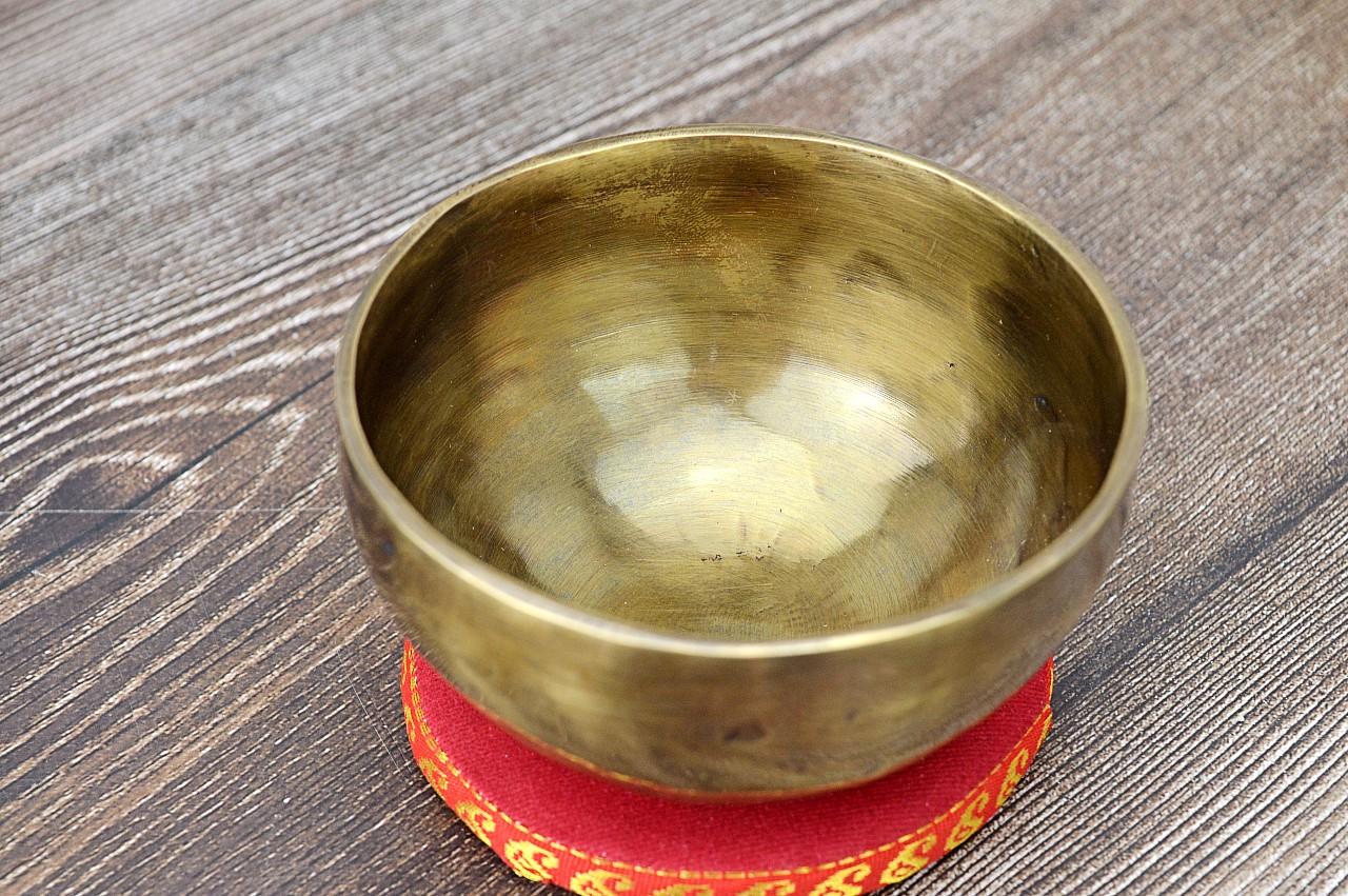 Ručne tepaná Tibetská spievajúca miska 10,5cm + gong a vankúšik – Obrázok 3