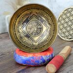 Ručne tepaná gravírovaná Tibetská spievajúca miska OM MANI PAD ME HUM 14cm + gong a vankúšik