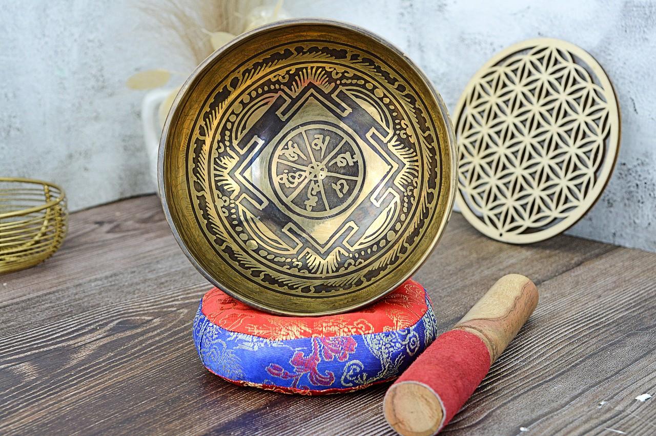 Ručne tepaná gravírovaná Tibetská spievajúca miska OM MANI PAD ME HUM 14cm + gong a vankúšik