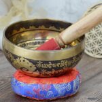 Ručne tepaná gravírovaná Tibetská spievajúca miska OM MANI PAD ME HUM 14cm + gong a vankúšik