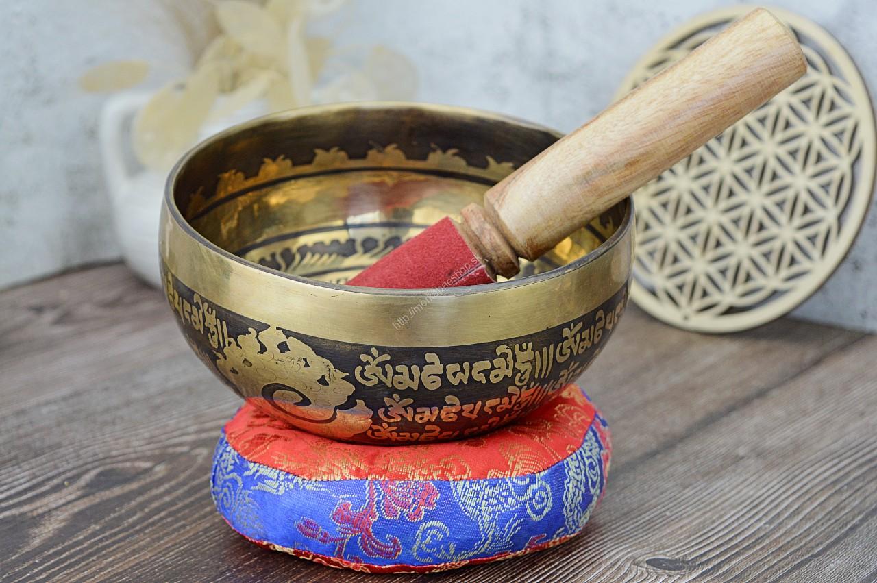 Ručne tepaná gravírovaná Tibetská spievajúca miska OM MANI PAD ME HUM 14cm + gong a vankúšik