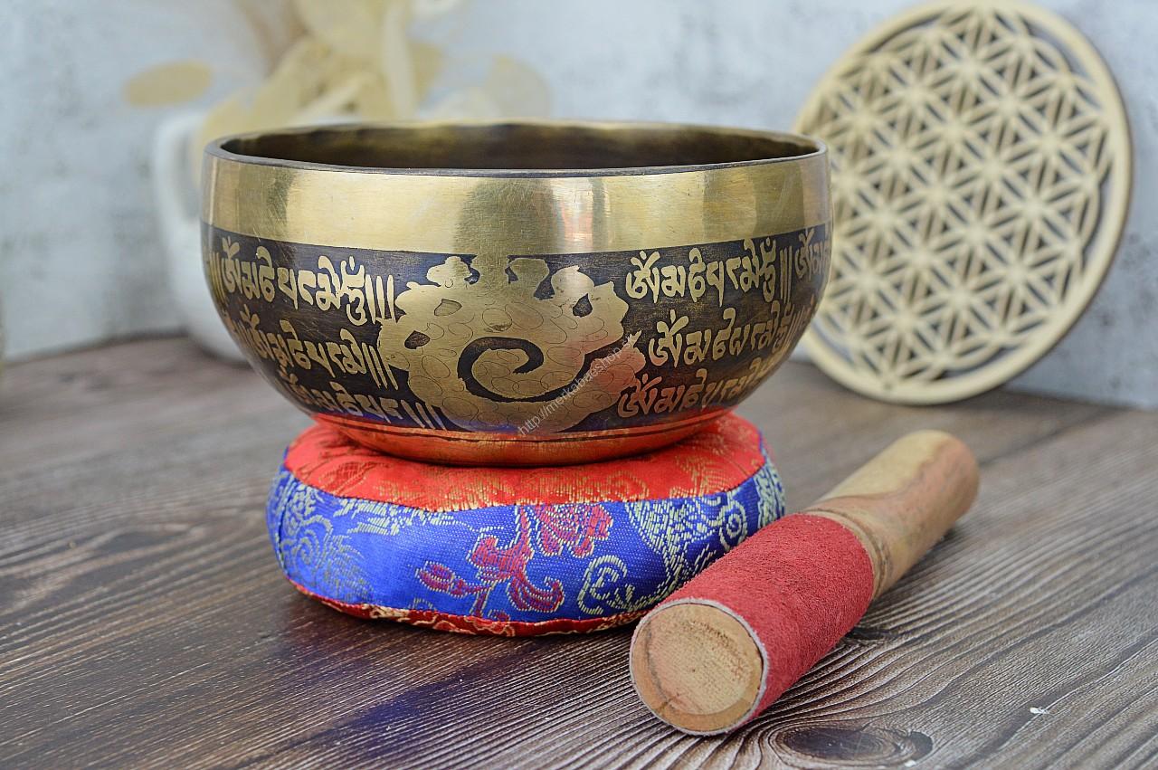 Ručne tepaná gravírovaná Tibetská spievajúca miska OM MANI PAD ME HUM 14cm + gong a vankúšik – Obrázok 3