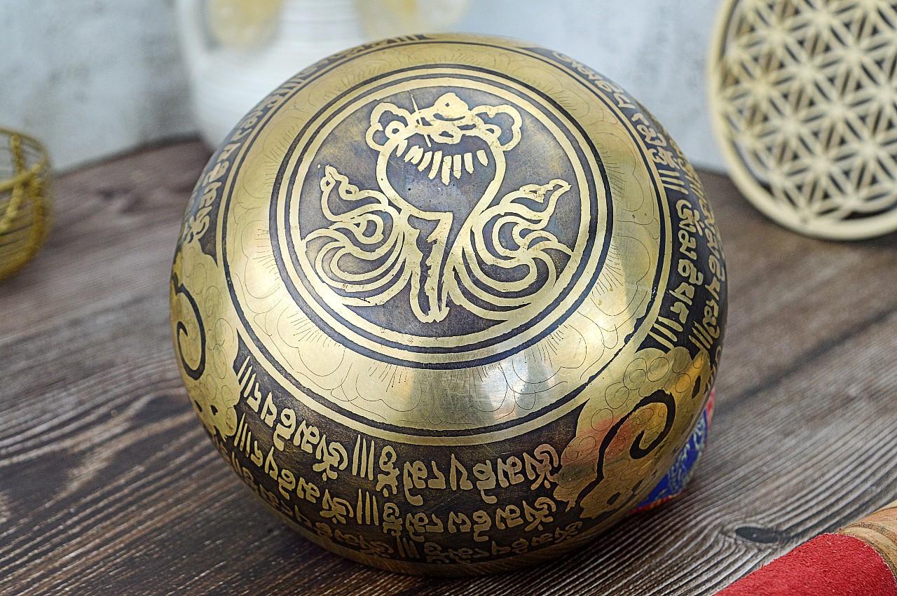 Ručne tepaná gravírovaná Tibetská spievajúca miska OM MANI PAD ME HUM 14cm + gong a vankúšik – Obrázok 4