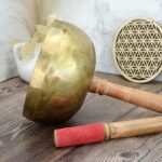 Ručne tepaná Tibetská misa z 8 ušľachtilých kovov #17,5cm s drevenou rukoväťou + gong