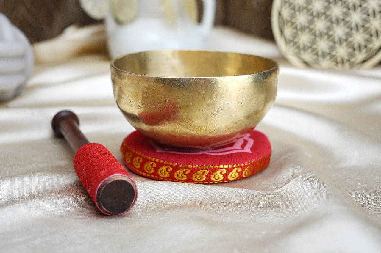 Ručne tepaná Tibetská spievajúca miska 10,5cm + gong a vankúšik