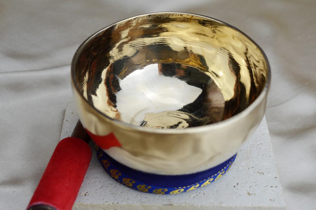 Ručne tepaná Leštená Tibetská spievajúca miska 12cm + gong a vankúšik – Obrázok 2