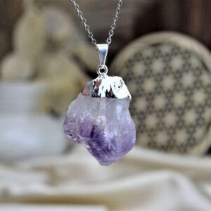 Ametystový Dračí zub/ surový hrot prívesok na kožke