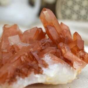 Drúza KRIŠTÁĽ TANGERIT/Krištáľ s Hematitom #5 - Energia, Ochrana, Rovnováha, Nové začiatky