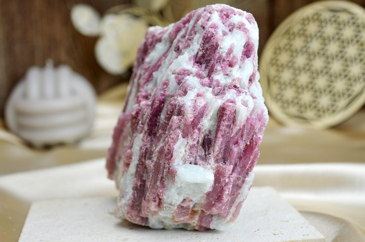 Surový RUBELIT/ČERVENÝ TURMALÍN #6, 0,94kg – Hlboké liečenie, Šťastie, Láska, Podpora Libida