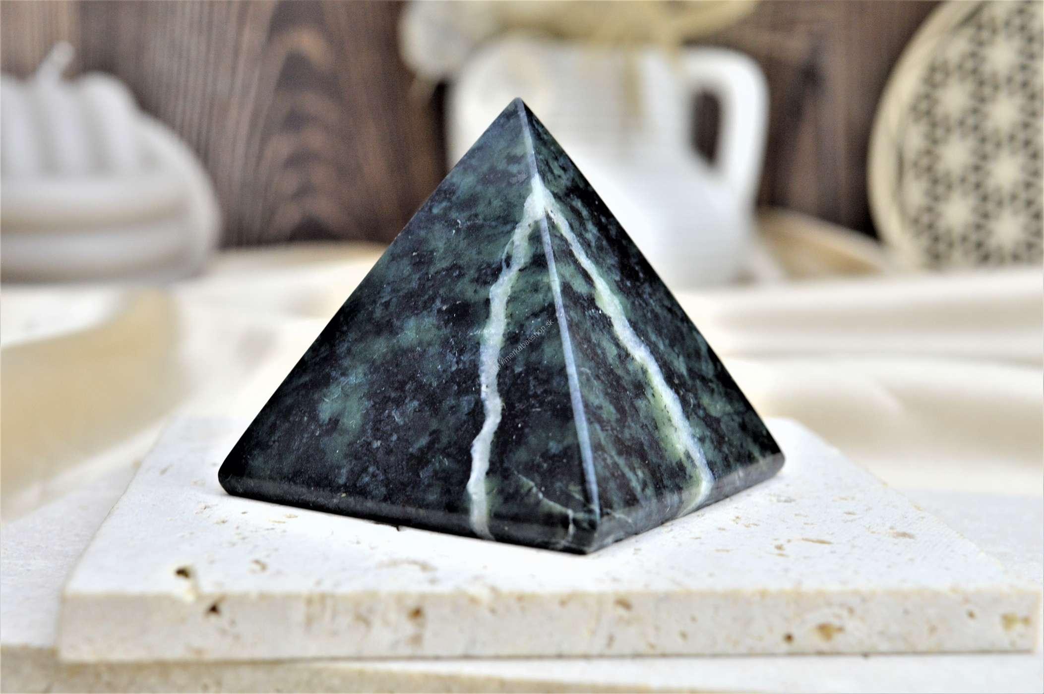 Pyramída Šťastia, Zdravia, Očisty, Lásky a Kundalíny energie SERPENTÍN- NEFRIT 3 (5,5 x 5,5cm)