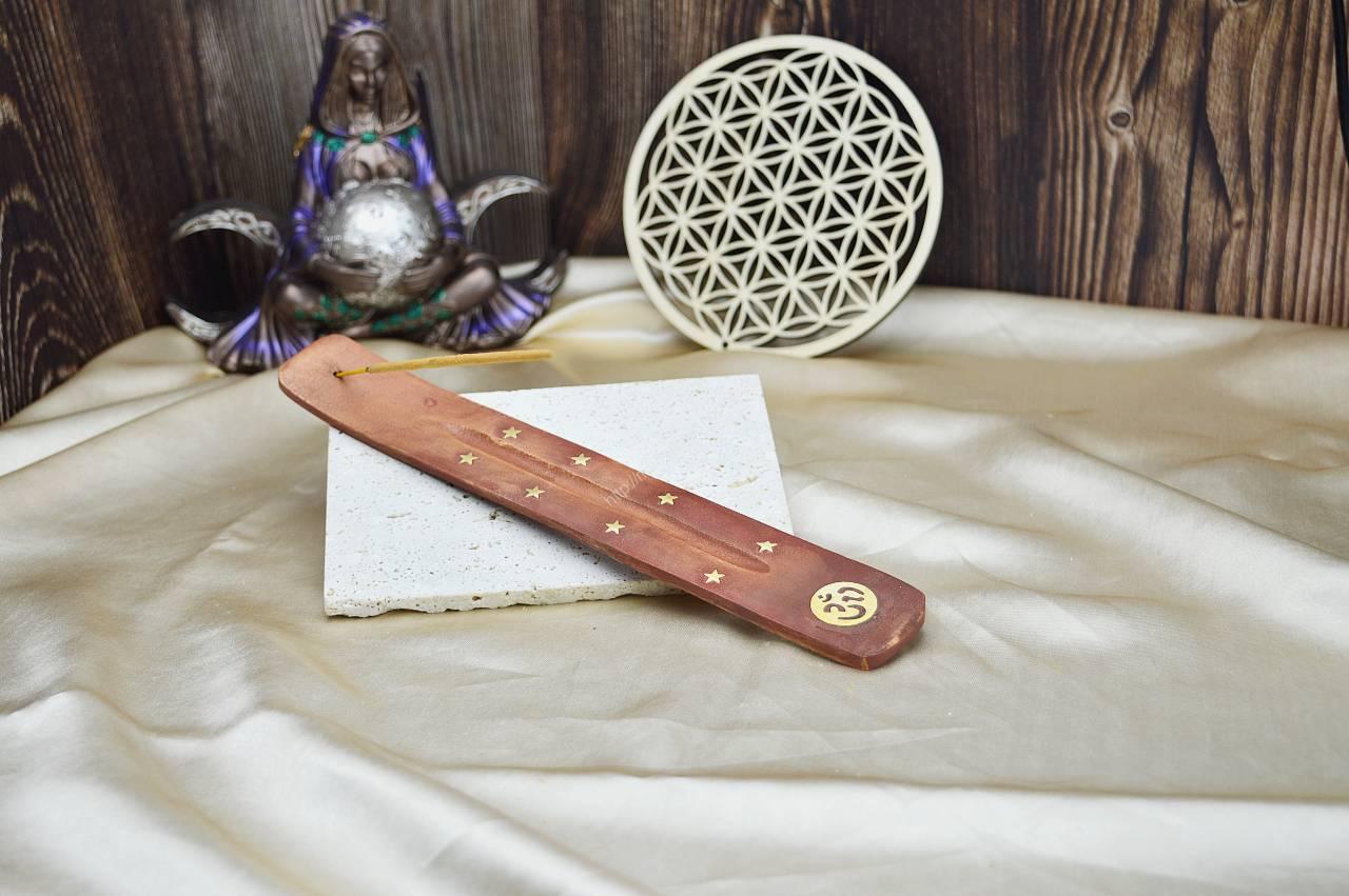 Drevený stojan na vonné tyčinky - ÓM