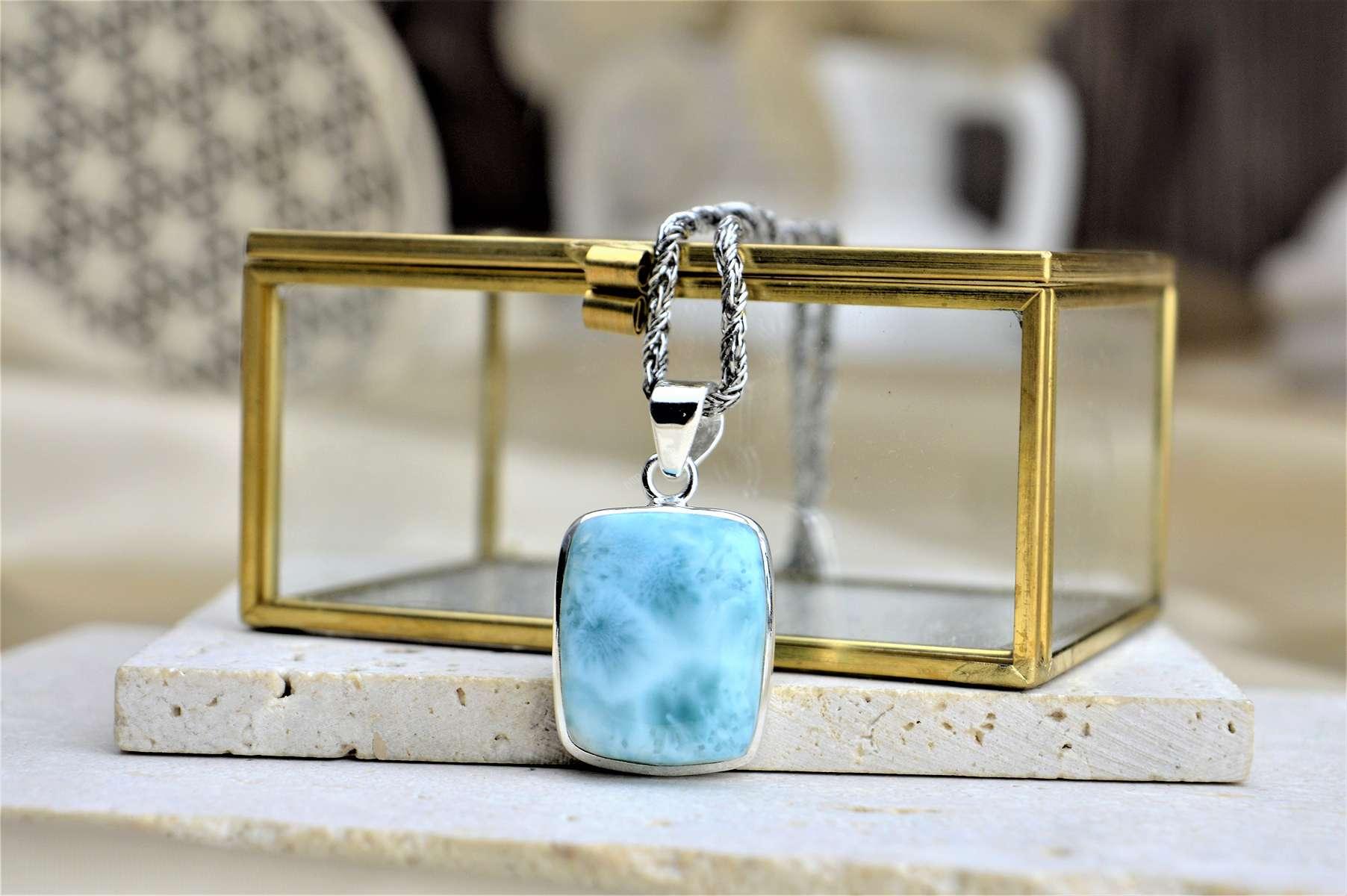 Strieborný Prívesok LARIMAR #2 - Energia Bohyne, Komunikácia, Upokojenie, Znižuje prejavy paniky a úzkosti – Obrázok 2