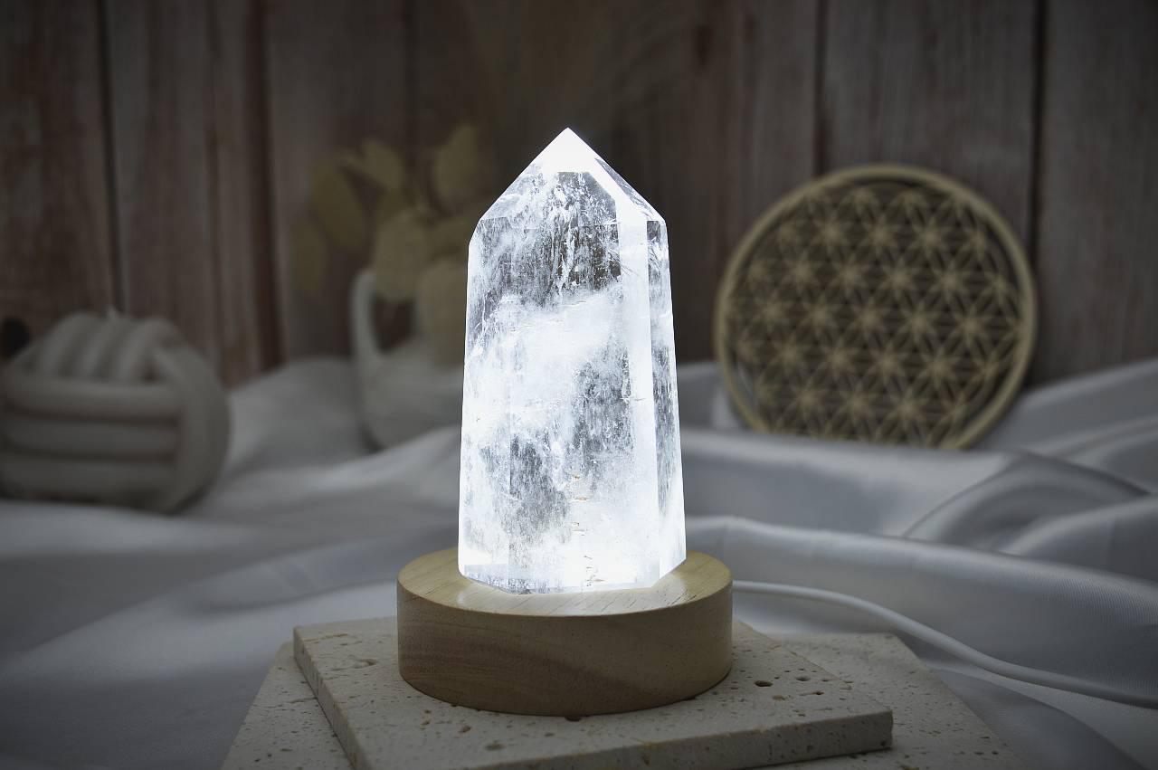 Kruhový drevený LED svetelný podstavec pod Kryštály