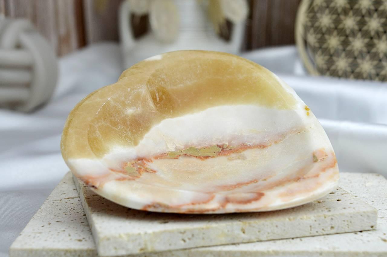 Miska Bohyne Matky Zeme zo žltého ARAGONITU srdiečko #1