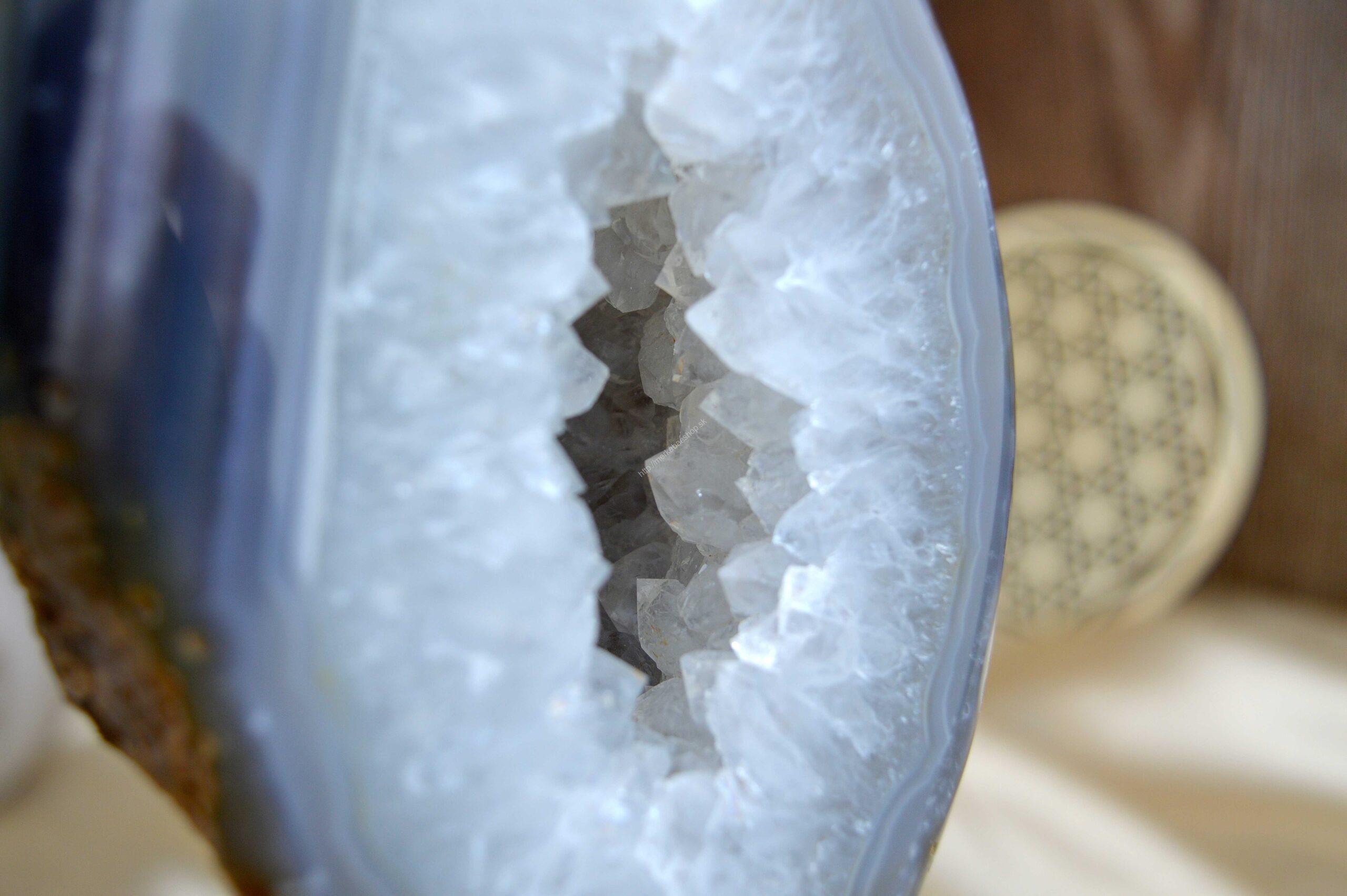 ACHÁT ŠEDÝ geóda na stojane 1,35kg – Duchovný rast, Emocionálna úľava – Obrázok 3