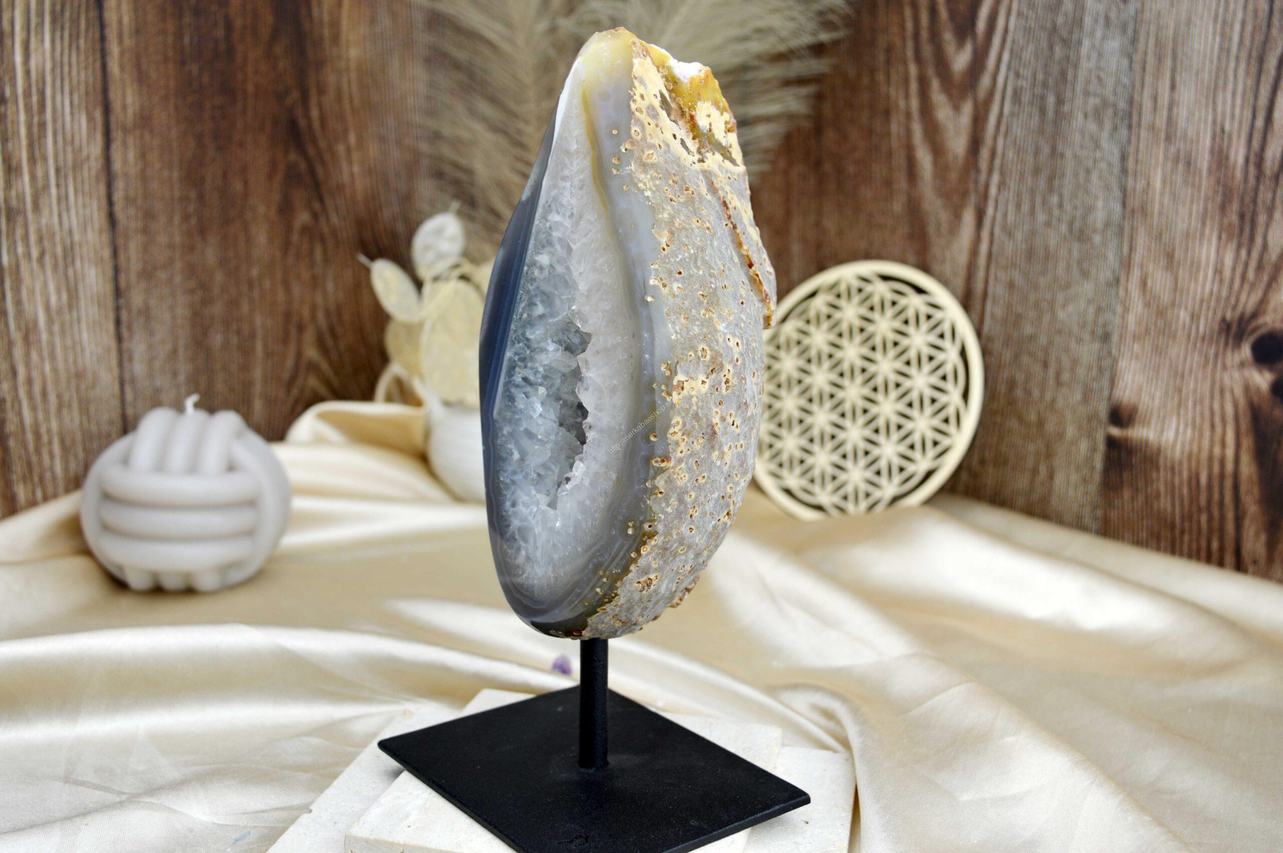 ACHÁT ŠEDÝ geóda na stojane 1,35kg – Duchovný rast, Emocionálna úľava – Obrázok 2