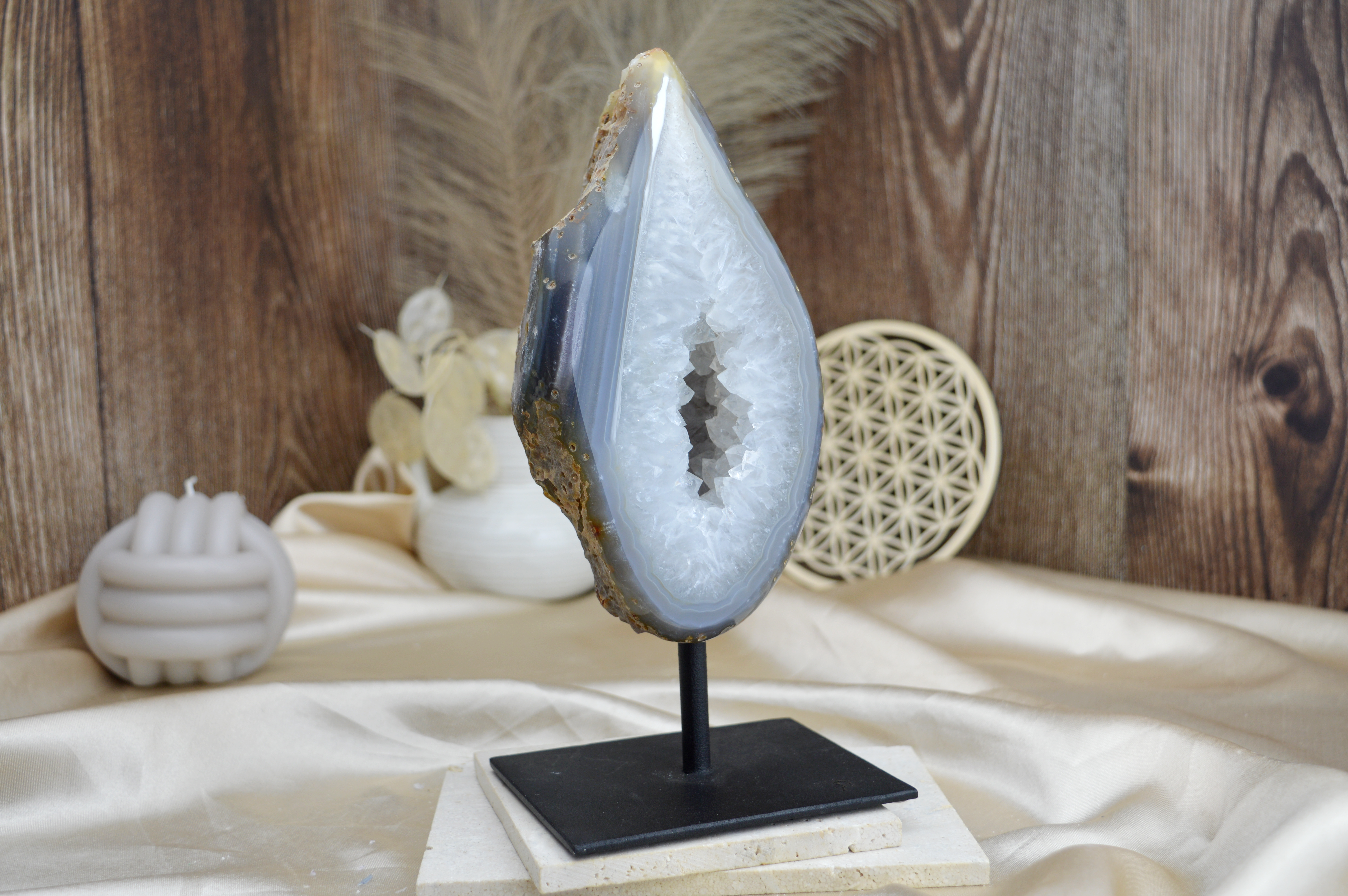 ACHÁT ŠEDÝ geóda na stojane 1,35kg – Duchovný rast, Emocionálna úľava