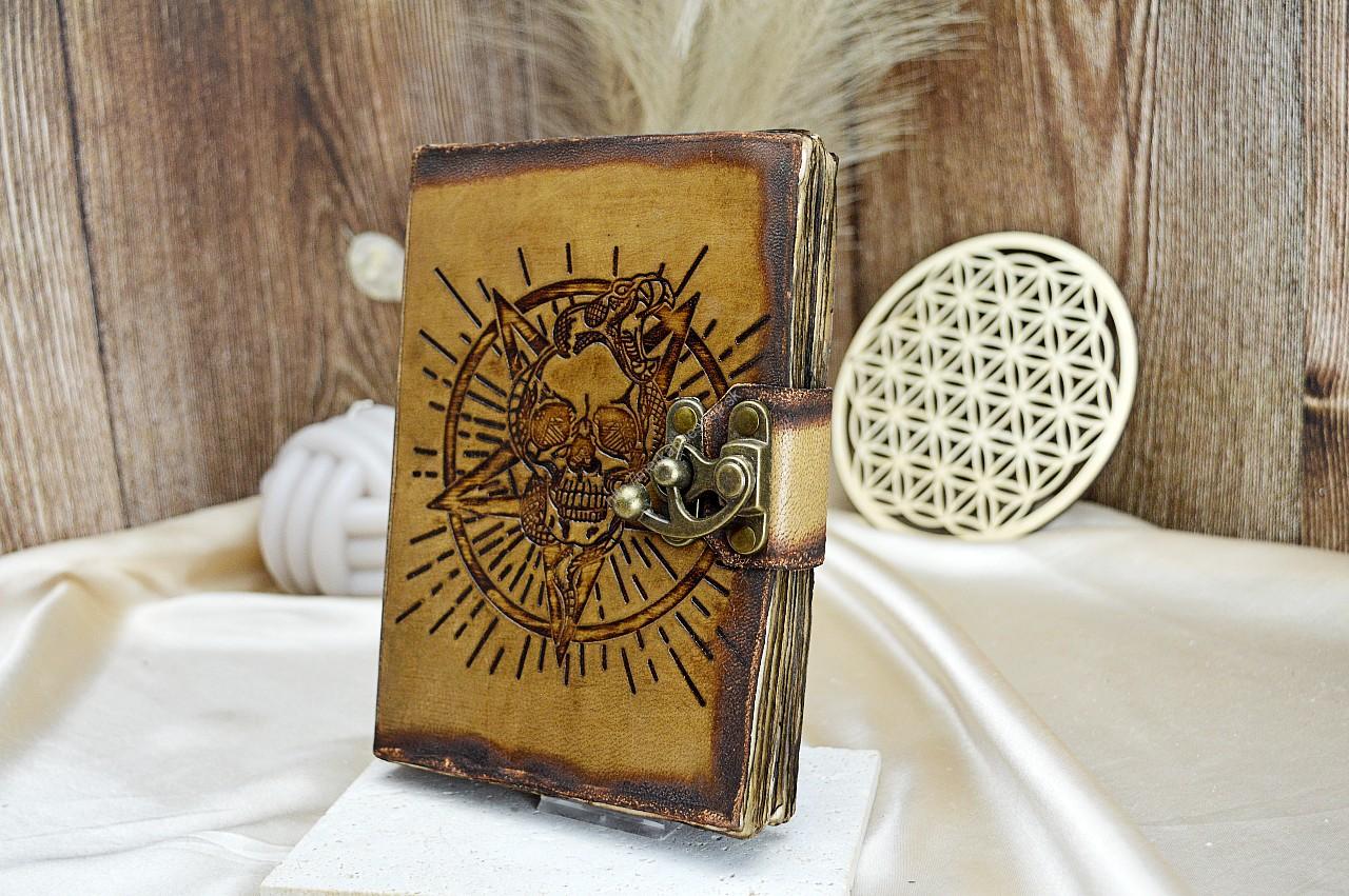 Ručne vyrábaný Kožený Zápisník -Pentagram a Lebka