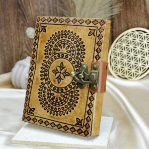 Ručne vyrábaný Kožený Zápisník - Mandala s kovovou prackou