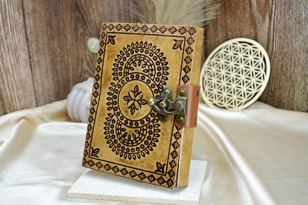 Ručne vyrábaný Kožený Zápisník - Mandala s kovovou prackou
