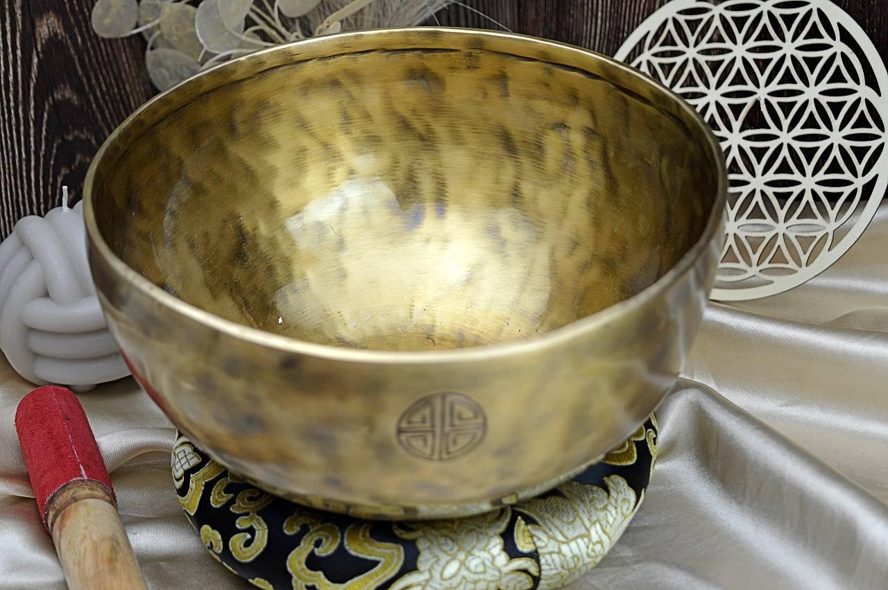 Veľká ručne tepaná Tibetská misa 1,5kg , 22cm + gong a vankúšik – Obrázok 2