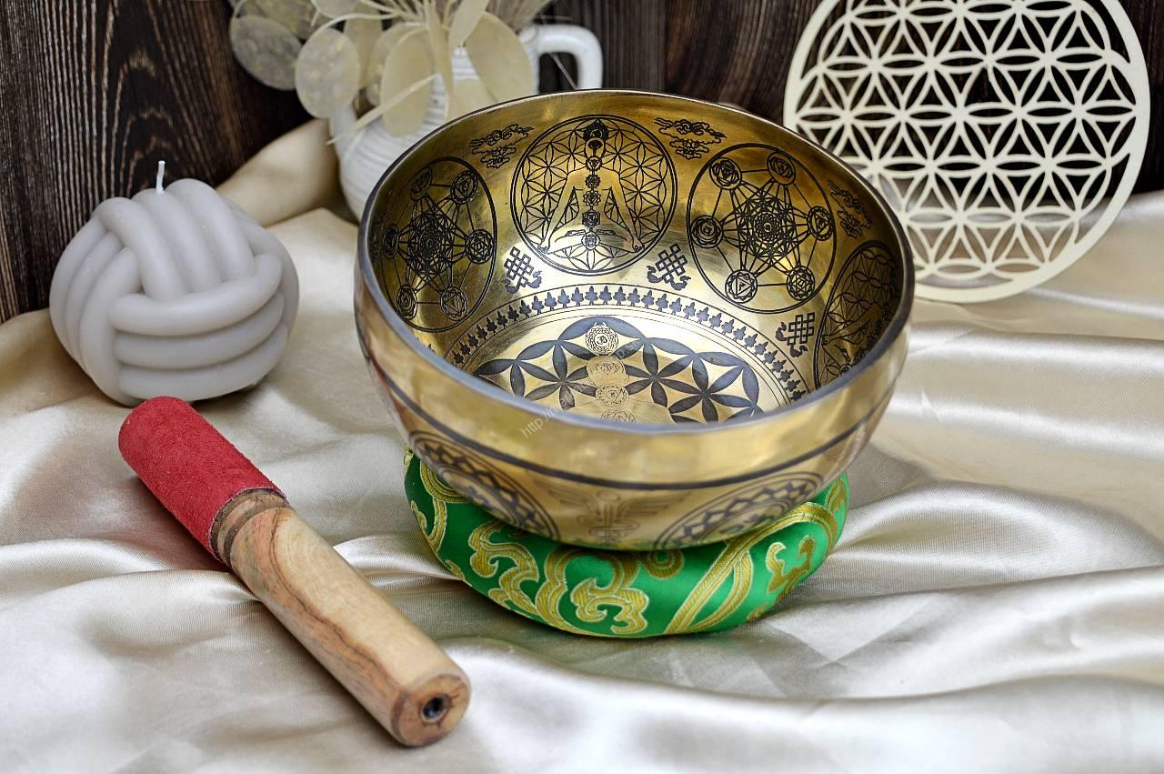 Ručne tepaná gravírovaná Tibetská spievajúca miska KVET ŽIVOTA - 7 čakier + gong a vankúšik – Obrázok 2