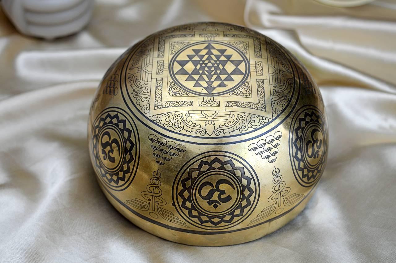 Ručne tepaná gravírovaná Tibetská spievajúca miska KVET ŽIVOTA - 7 čakier + gong a vankúšik – Obrázok 4