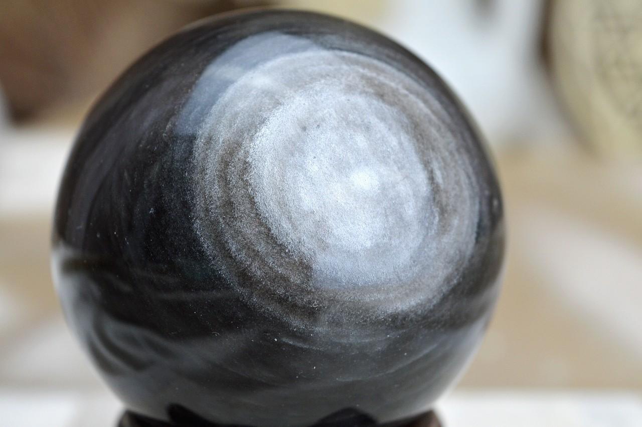 Guľa Manifestácie a Ochrany zo Strieborného OBSIDIÁNU #1 -222g-AAA Kvalita – Obrázok 2
