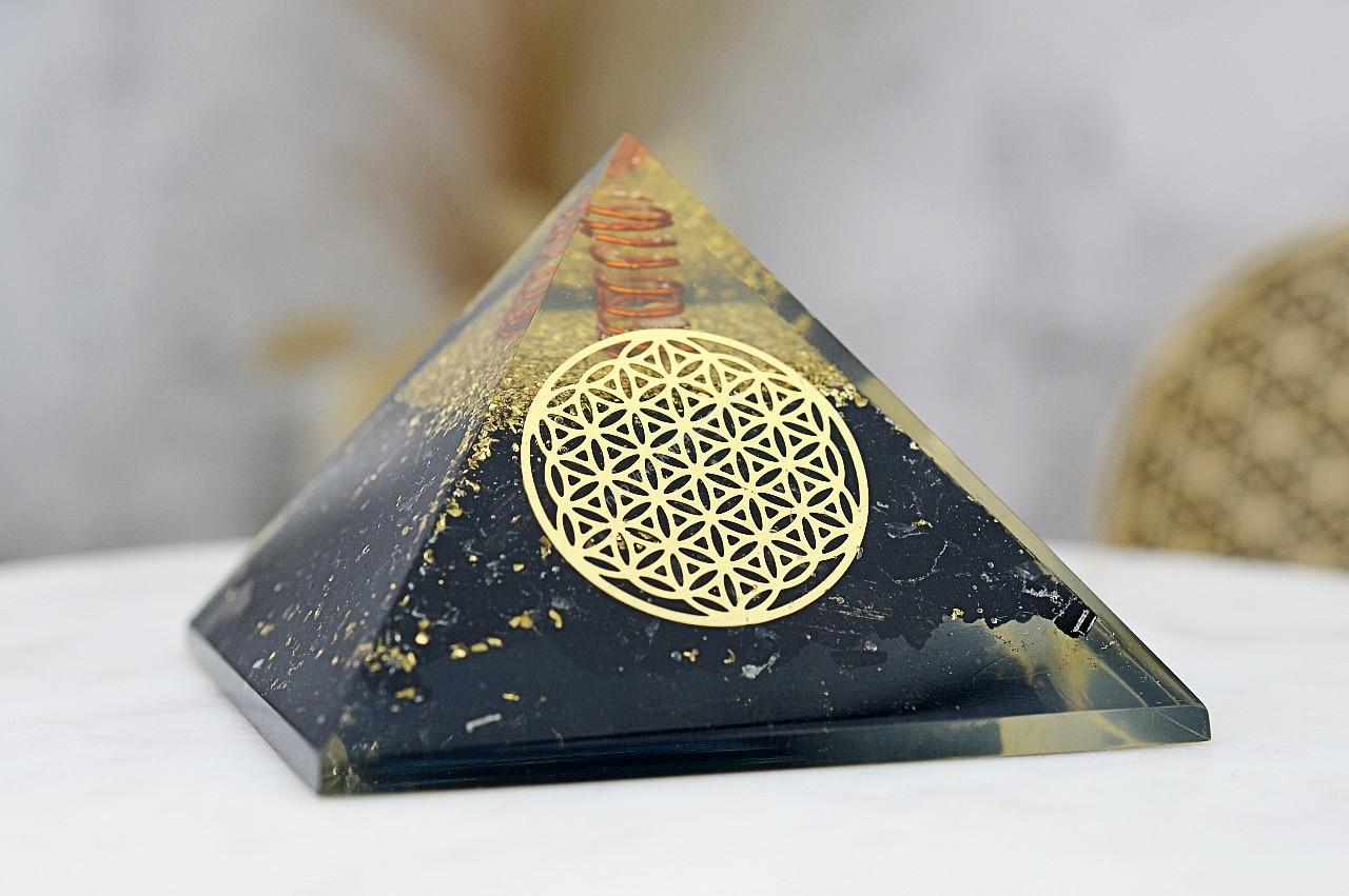 Orgonitová pyramída/ žiarič s TURMALÍNOM/SKORYL , kvetom života a medenou špirálou