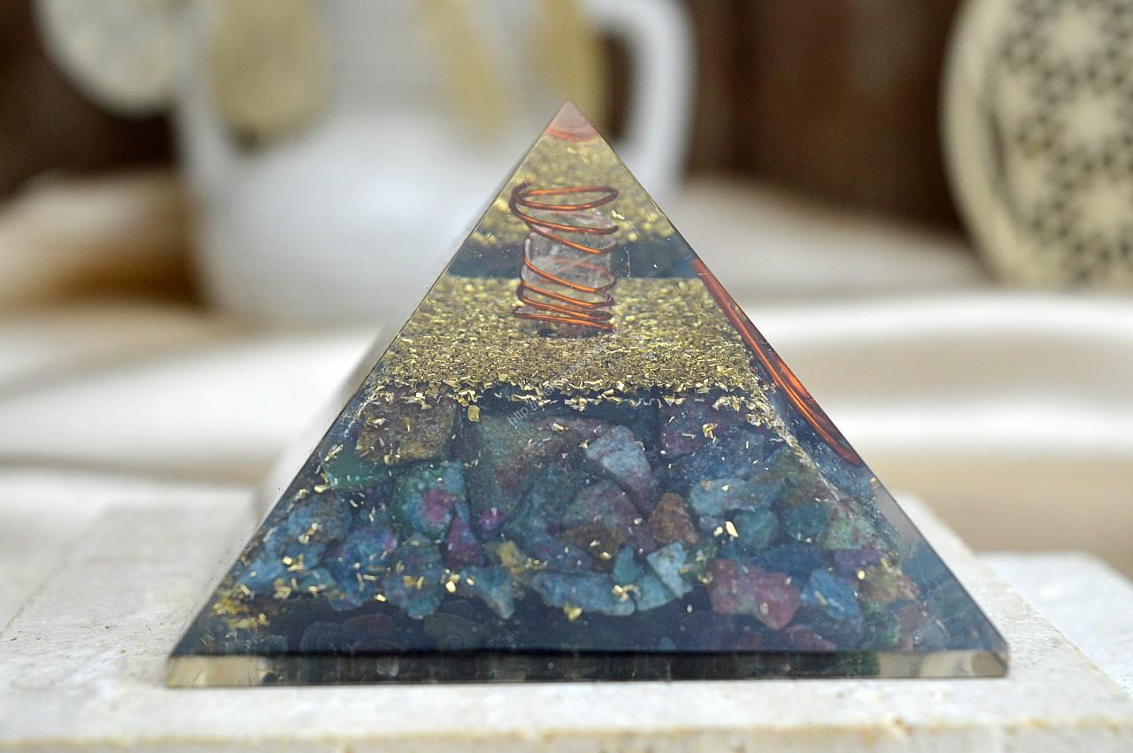 Orgonitová pyramída/ žiarič s RUBÍN-ZOISIT + KYANIT s medenou špirálou – Obrázok 3