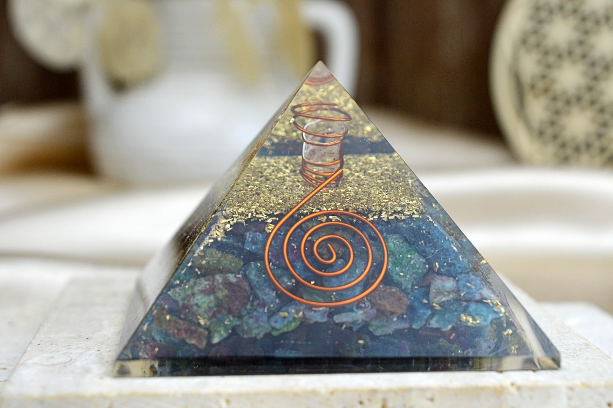 Orgonitová pyramída/ žiarič s RUBÍN-ZOISIT + KYANIT s medenou špirálou