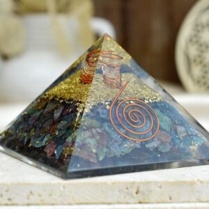 Orgonitová pyramída/ žiarič s RUBÍN-ZOISIT + KYANIT s medenou špirálou