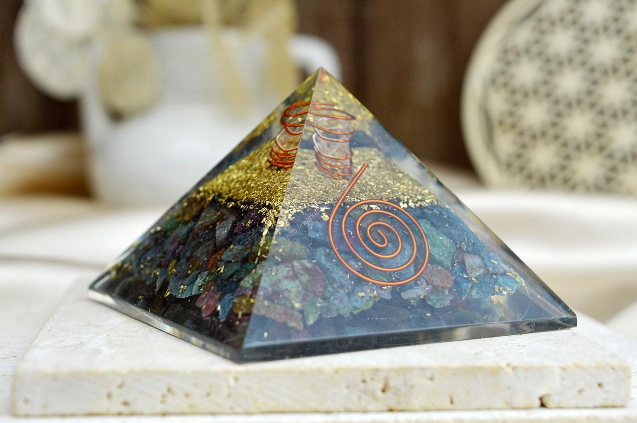 Orgonitová pyramída/ žiarič s RUBÍN-ZOISIT + KYANIT s medenou špirálou
