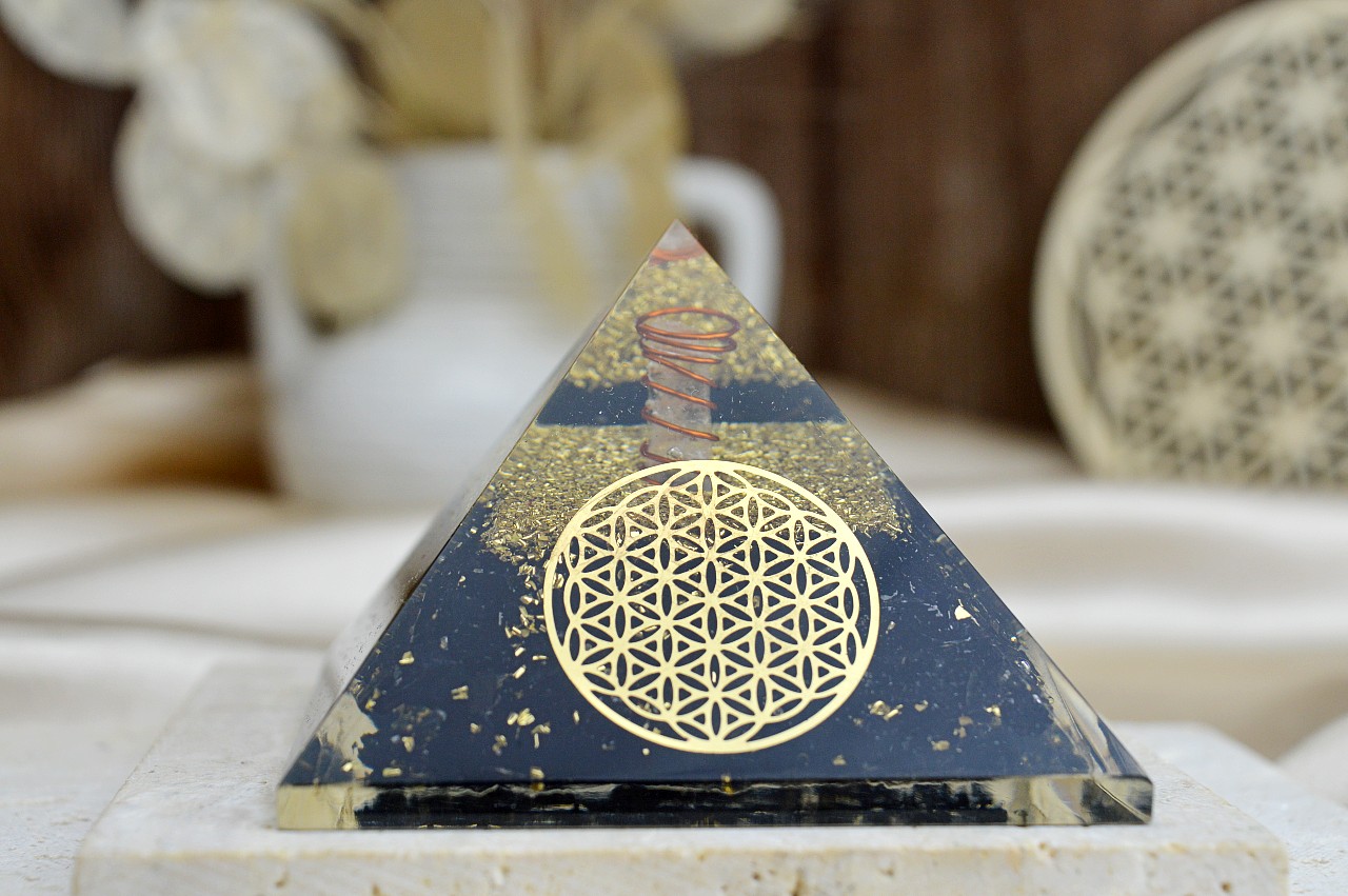 Orgonitová pyramída/ žiarič s TURMALÍNOM/SKORYL , kvetom života a medenou špirálou
