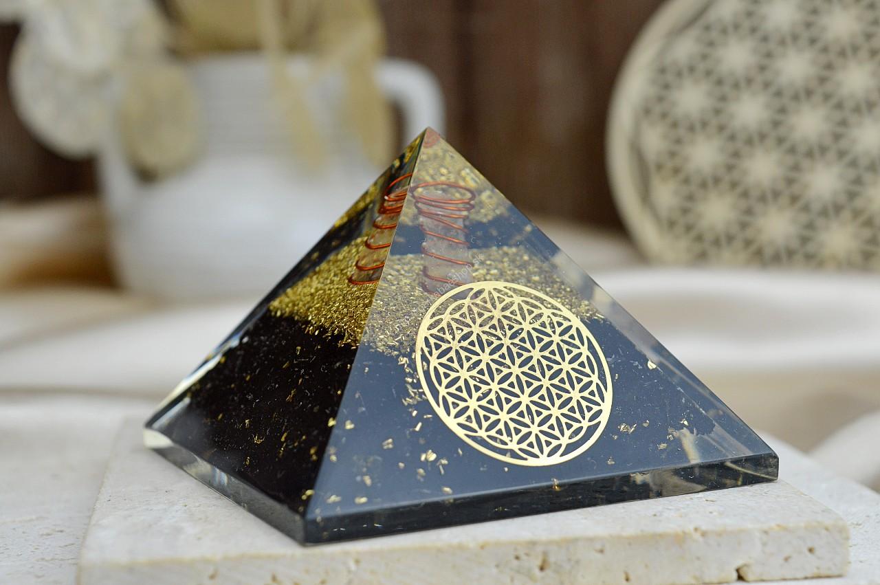 Orgonitová pyramída/ žiarič s TURMALÍNOM/SKORYL , kvetom života a medenou špirálou