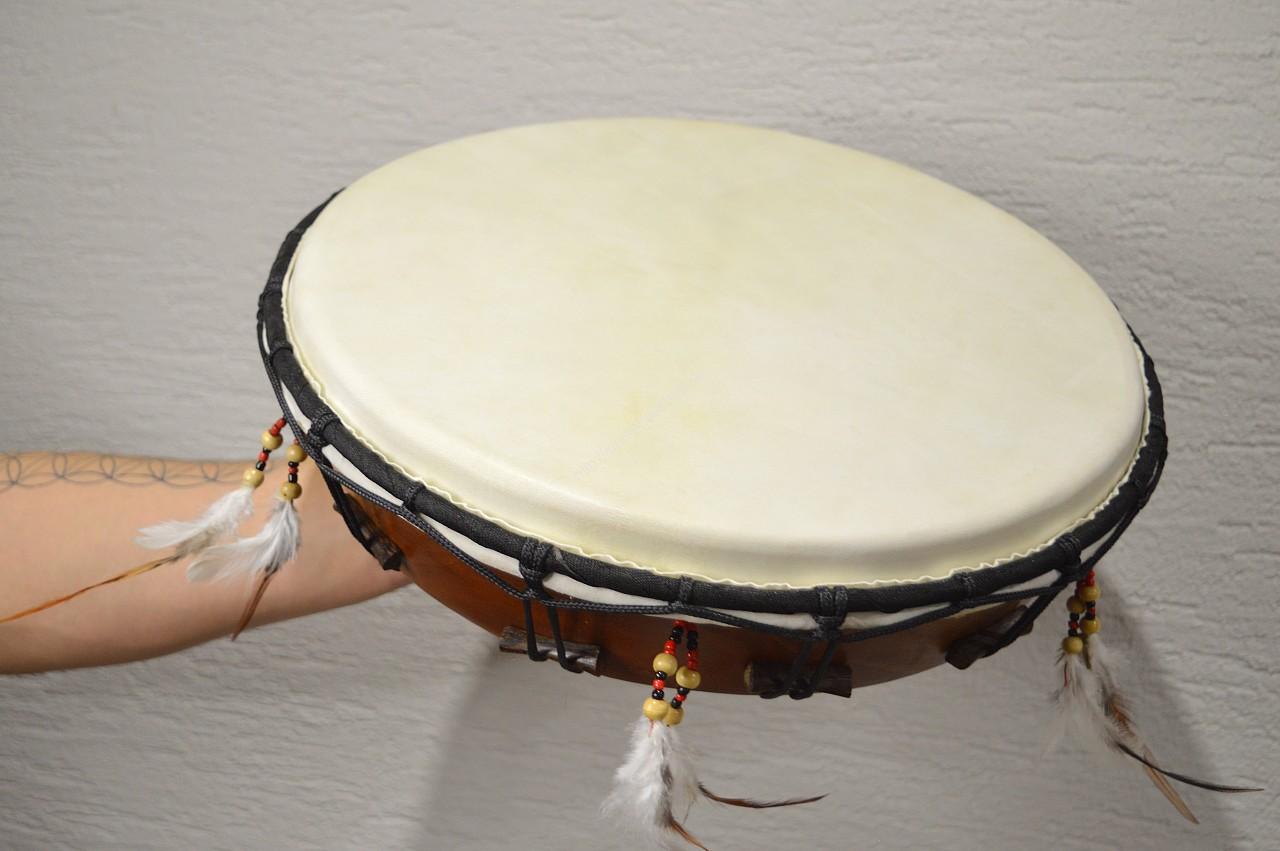 Šamanský Bubon s ozdobným perím, Kozia Koža, Drevo masív Mahagón 40 cm – Obrázok 4